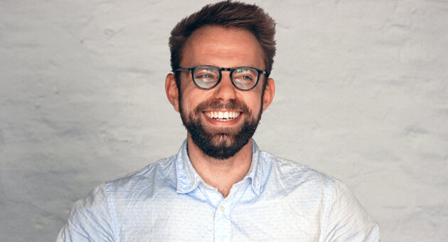 Mann lacht in die Kamera